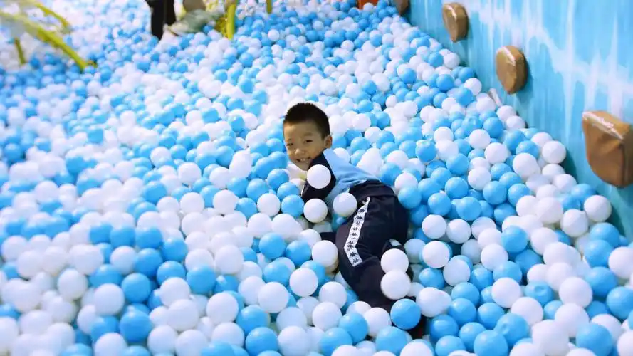 进了海洋球池,就开始"泥鳅模式"