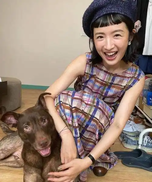 原创38岁林依晨近照曝光干练短发显成熟韵味身影消瘦引发众人争议