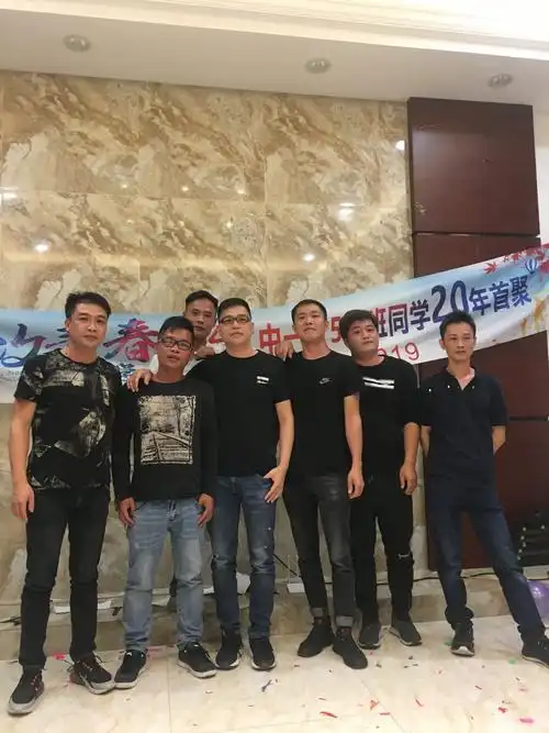 黑社会般的大佬们合照