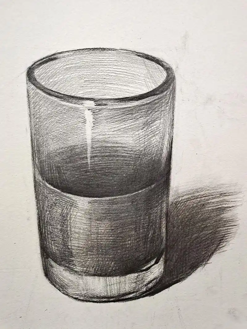 素描静物中的玻璃器皿,一直是非常重要的一个练习内容,表现透明的