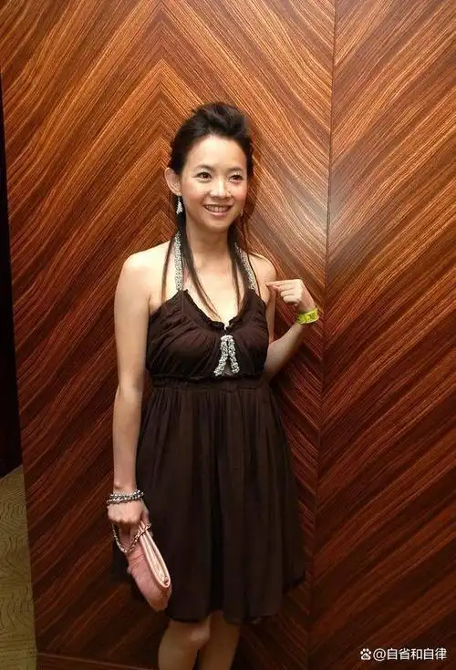 曾志伟是个大老板,有一个好老婆朱锡珍,什么都非常会.