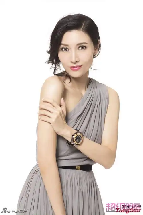 组图:李嘉欣代言展熟女风情 嫩肤红唇美艳