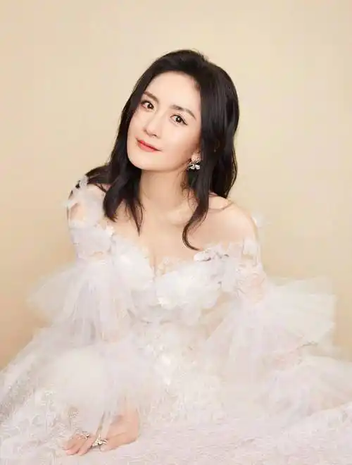 原创谢娜二胎产后复出跨年晚会不主持而唱歌气质更加温婉