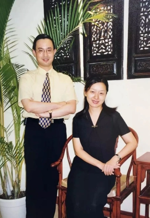 本硕皆就读于复旦大学法学专业,1993年取得律师资格,1994年即君合成立