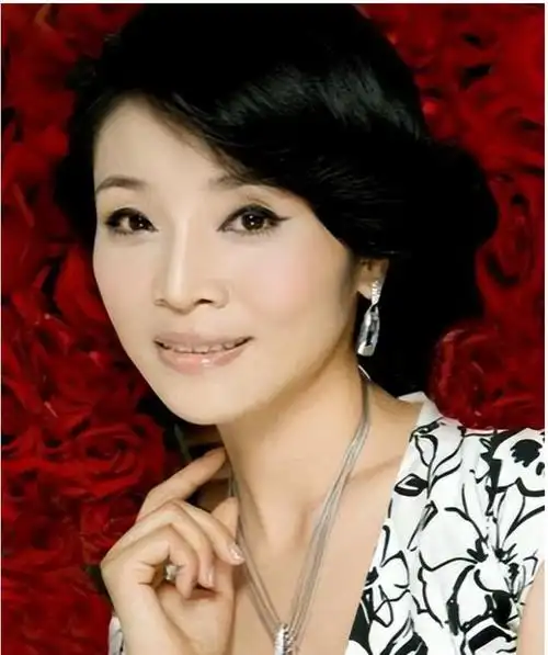 歌唱家李丹阳无儿无女至今未婚送走父母后才想做妈妈