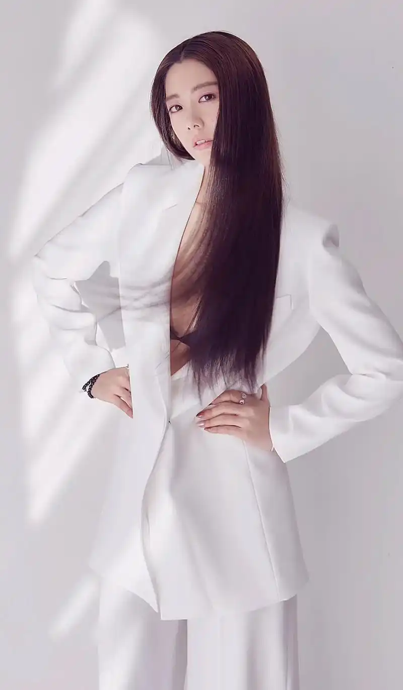 克拉拉 个人最喜欢第14张,你认为呢? - 抖音