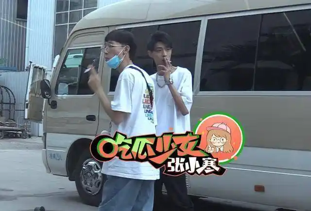 原创德云社23岁小生又换豪车懒理负债2百万传闻逍遥吸烟太自在