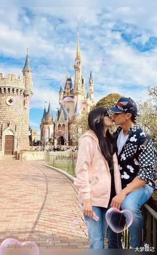 小孩帮掌镜,吴尊"迪士尼前深吻老婆"放大绝闪瞎:重回两人世界_深圳