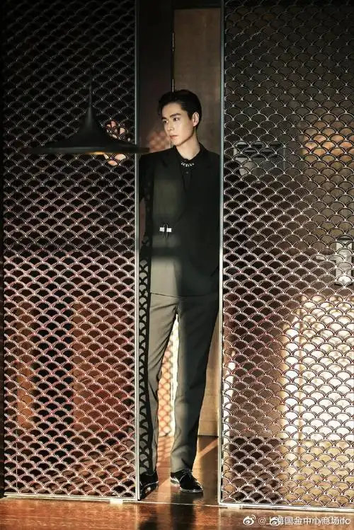 国金,推荐#@胡一天啊穿着铆钉装饰stefan系带皮鞋,搭配设计感西装