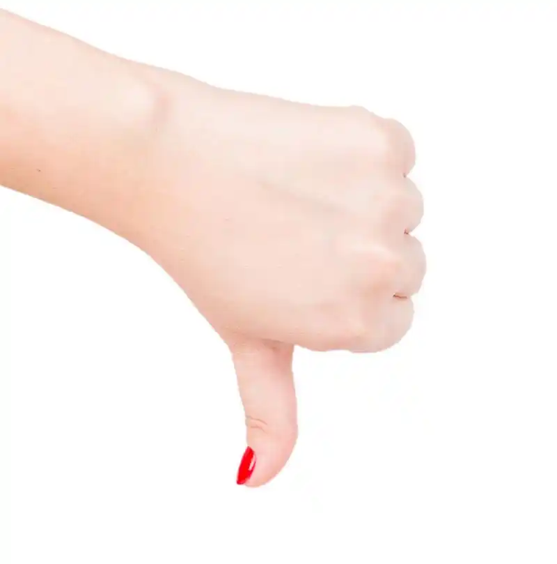 拇指向下,女人的手与凸起的大拇指朝下孤立在白色背景