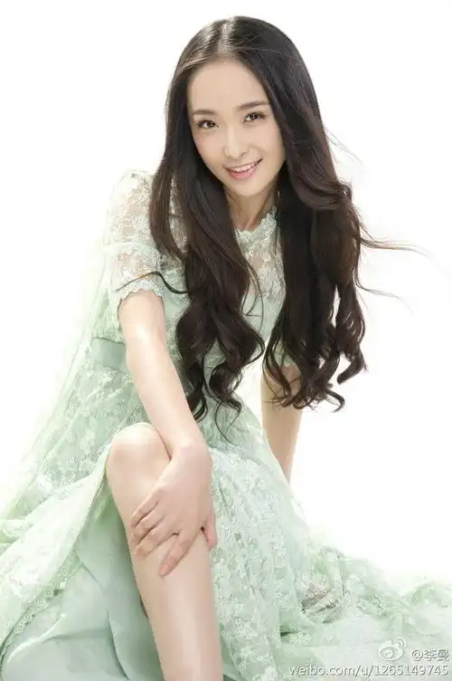 李曼不愧为罗晋前女友秀丽柔美穿搭越来越漂亮了