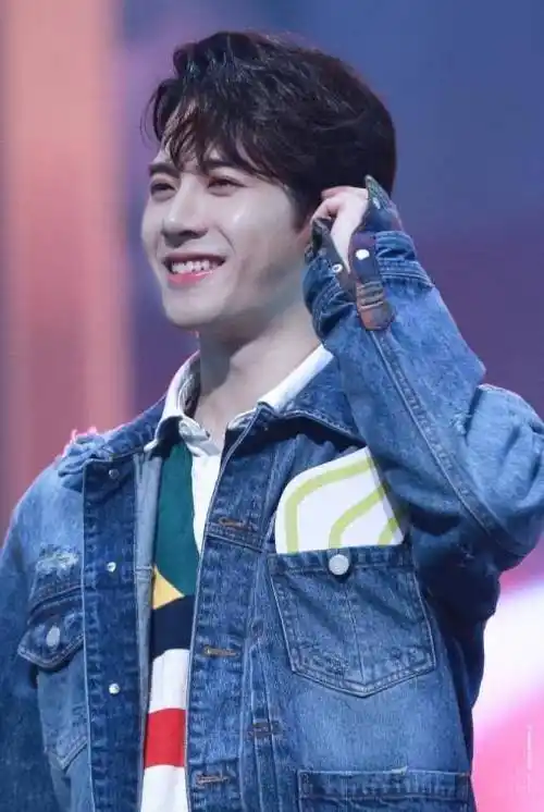 王嘉尔是单纯的恋爱关系,虽然粉丝或许对此有些不满,但在路人看来年龄