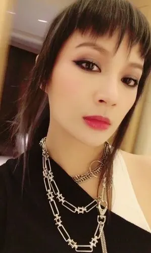 前飞儿乐团主唱詹雯婷上热搜,单飞后身宽体胖,网友捂脸:不敢认