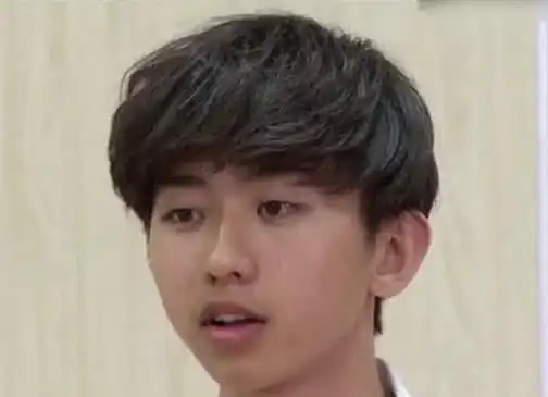 蔡徐坤早年选秀照曝光素颜出镜颜值超耐看一点都不娘