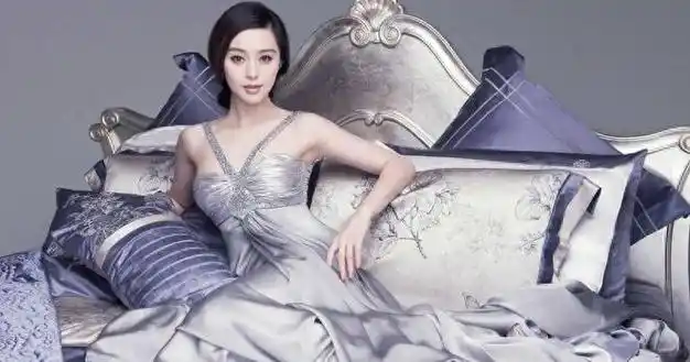 作为娱乐圈的巨星,成龙也曾与范冰冰有过绯闻.