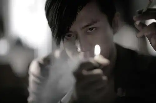 邓超拍摄怀旧写真 叼烟展露颓废气质