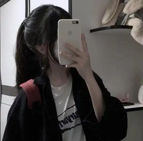 手机挡脸女生头像帅气