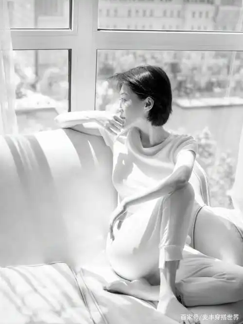 52岁许晴慵懒风写真,t恤配短发干净利落,活成自己想要的模样