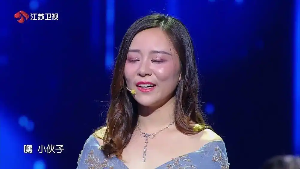 恭喜王浩翔成功牵手甜甜的可爱女孩张婧,这对站在一起真的很养眼了