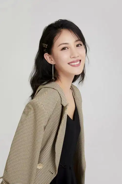 张墨锡西装写真释出 《长安诺》热播演绎后宫风云__凤凰网