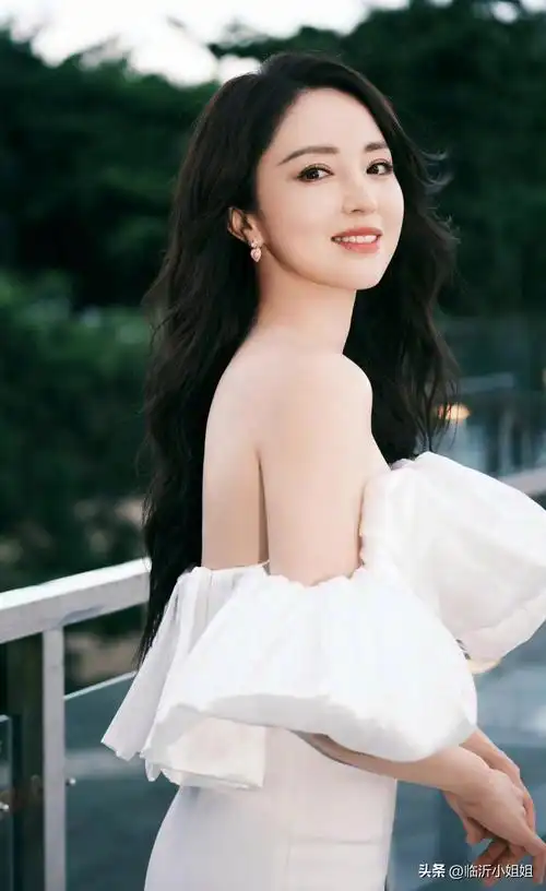 董璇,精致典雅的知性美女,高贵气质彰显成熟女性的迷人魅力