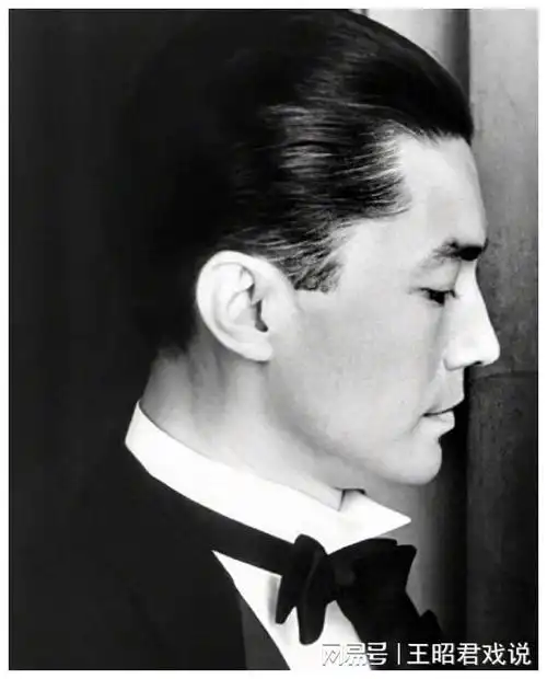 尊龙璀璨光影中的传奇美男无拘无束的自由灵魂