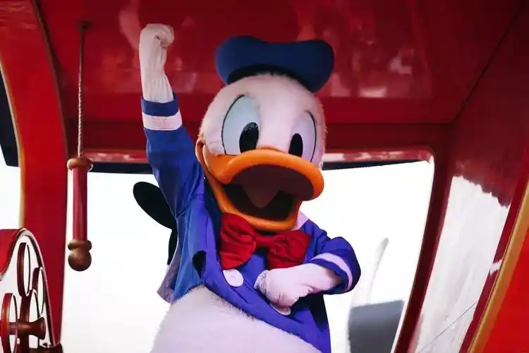 唐老鸭生日周我们请你到上海迪士尼一起庆祝鸭