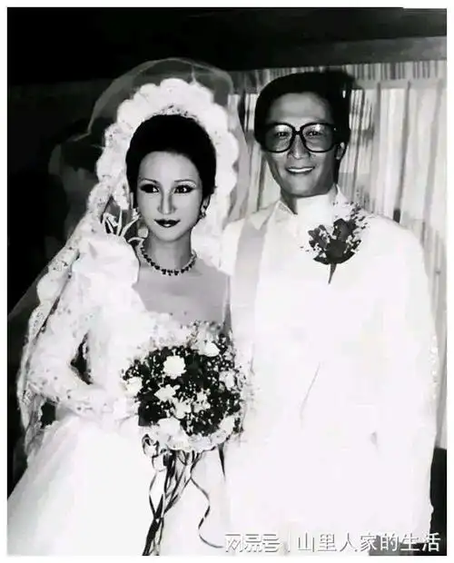 1985年,34岁的狄波拉敲开赌王何鸿燊的房门,撕碎了谢贤的