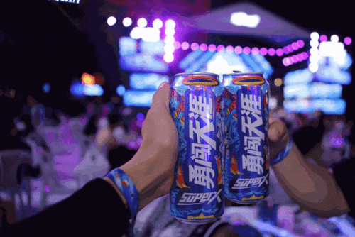 雪花2021成都啤酒嘉年华登录全城地铁和各大电梯海报