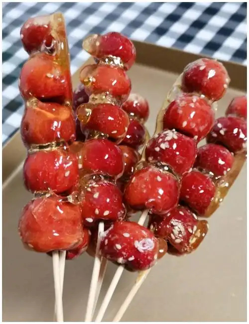 冰糖葫芦做法 1 山楂清洗干净,去掉蒂部 2 大块的冰糖放入微波炉高火