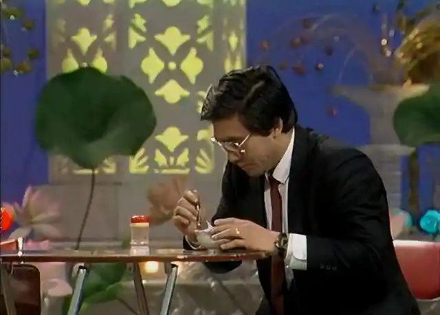 84年春晚舞台上,陈佩斯和朱时茂上演小品《吃面条》,陈佩斯的表演道具