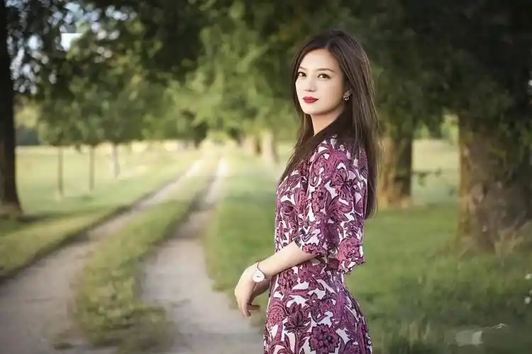 纯素颜街边吃雪糕,穿搭朴素身形圆润_状态_照片_城市