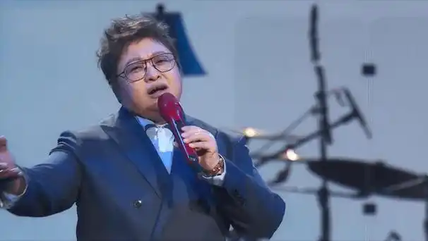 韩红:为公益下跪感恩,掏空家财做慈善,却背上了"骂名"_奶奶_北京_雍西