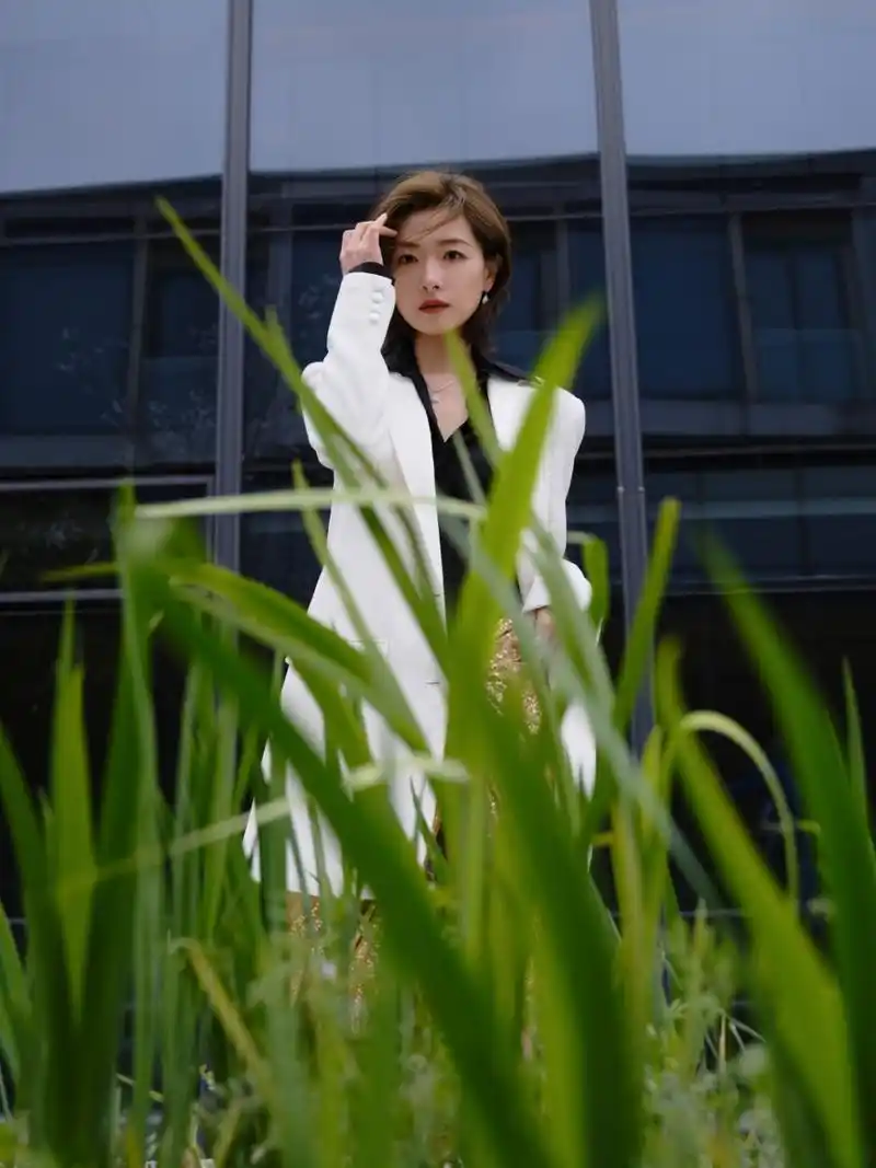 万茜白西装##万茜