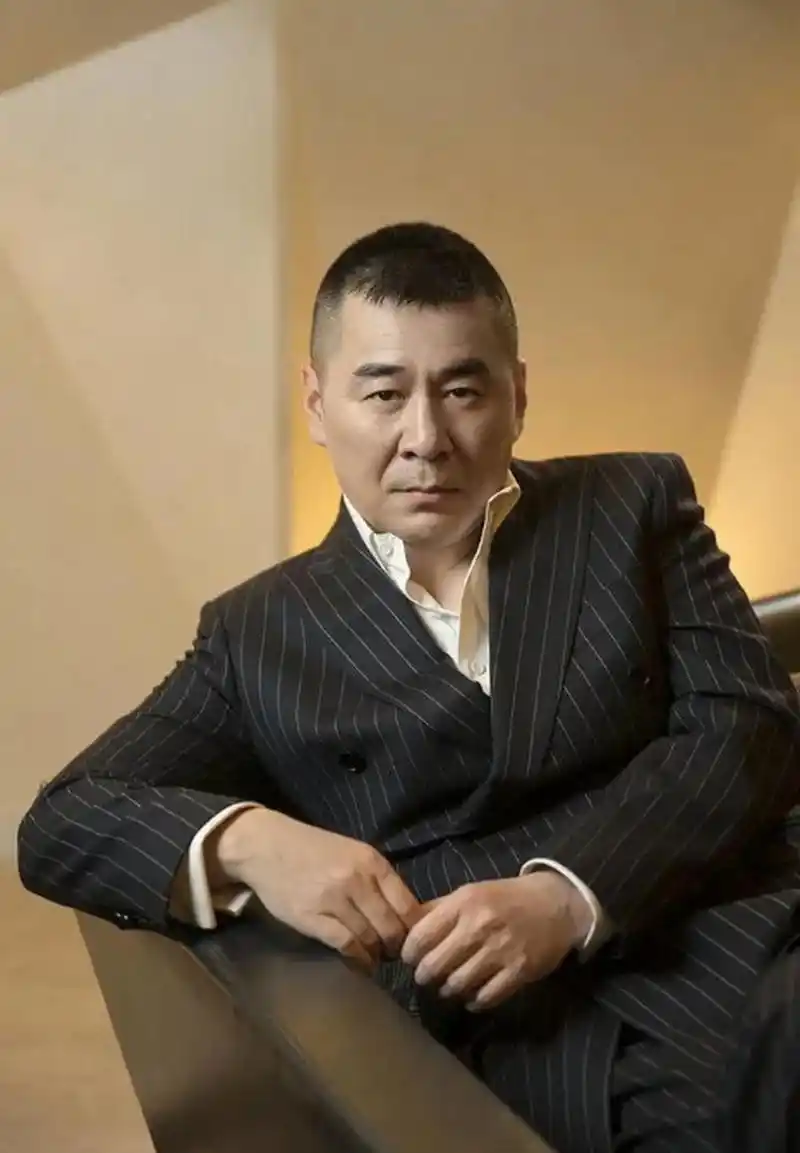 陈建斌左右搂着两个美女,高兴的都合不拢嘴了,长头发的是蒋勤勤,短