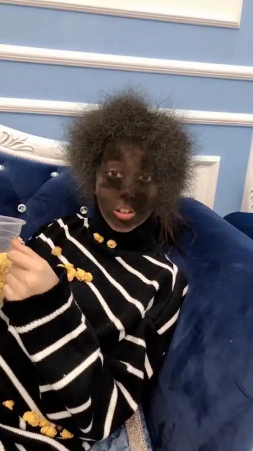 吃个爆米花 脸都被炸黑了