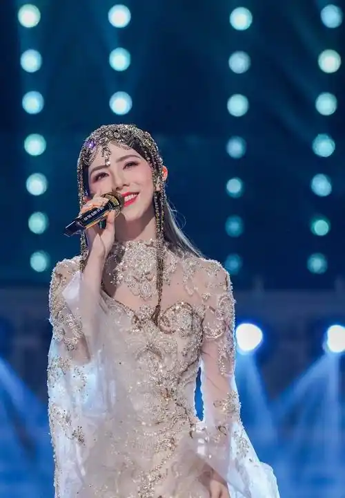 邓紫棋出圈 最舞台婚纱!_设计_造型_头饰