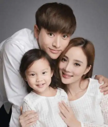 但是李小璐似乎不这么认为,她不仅会在综艺节目中毫无顾虑地向观众"