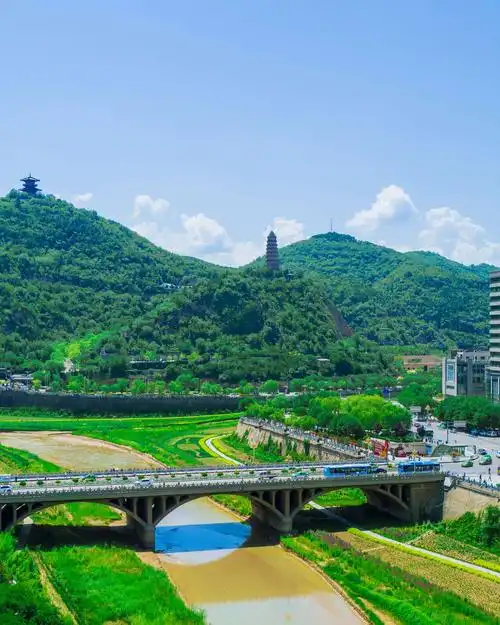 滚滚延河水,巍巍宝塔山,革命圣地延安. 清凉山上拍摄.