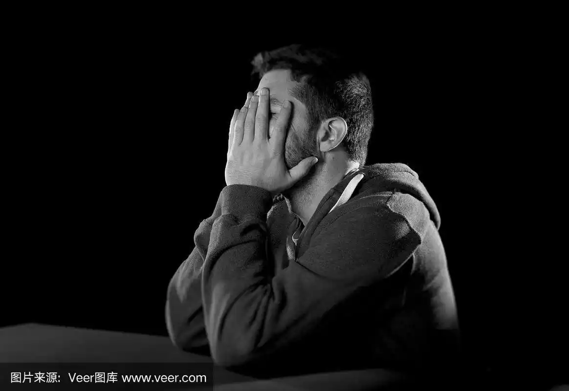 绝望的人承受着情感上的痛苦,悲伤和深深的沮丧