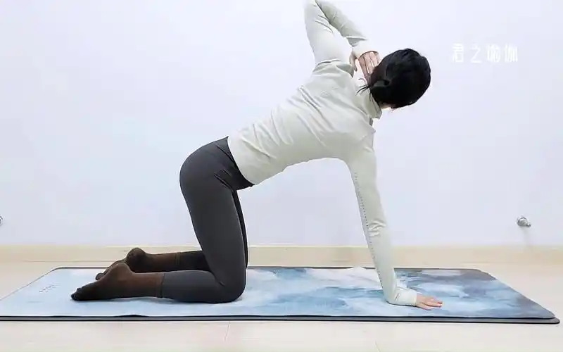 15分钟肩颈理疗瑜伽帮你深度缓解肩颈僵硬酸痛 开肩美背疏通延展