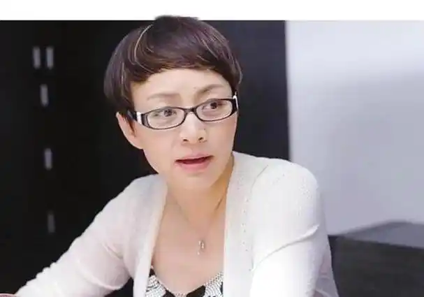 59岁宋丹丹罕露面超短发素面朝天状态好美腿修长走路超麻利