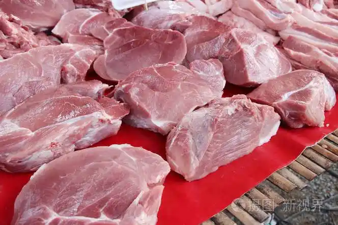 在街头食用的生猪肉