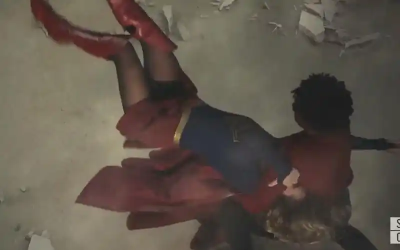 女超人又战败,被对手拦腰抱起,然后按在地上摩擦,真的毫无还手之力