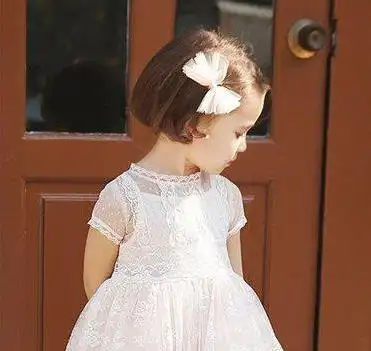 >  时尚发型  时下最流行的半丸子头,儿童短发也完全可以胜任,把头发