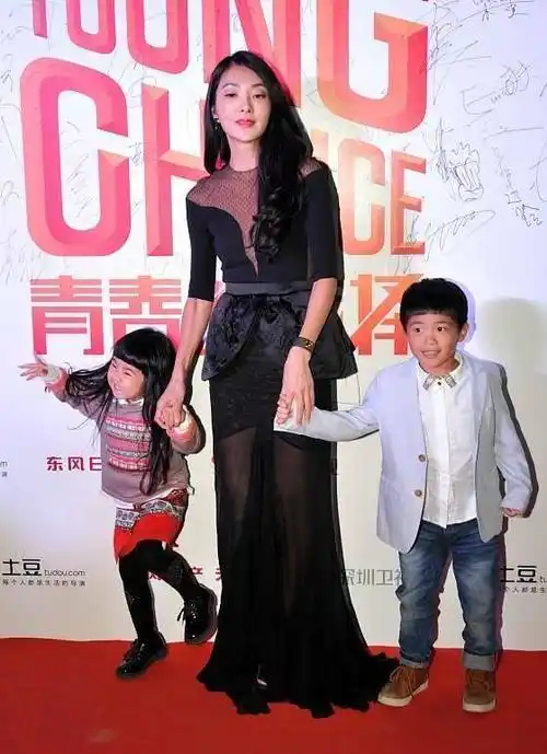 原创曹格老婆吴速玲身穿黑裙身材还挺好走红毯不忘带娃挺贤惠