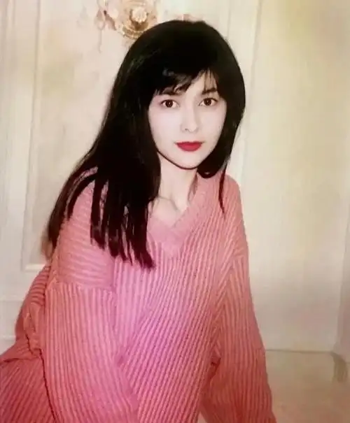 关之琳年轻时的美照,时尚春装穿搭,依旧能够引领时尚