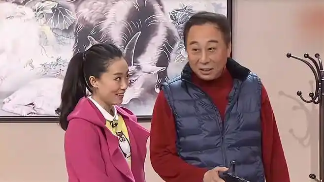 小品《小棉袄》片段,冯巩张小斐爆笑扮演父女,全场观众笑掉大牙