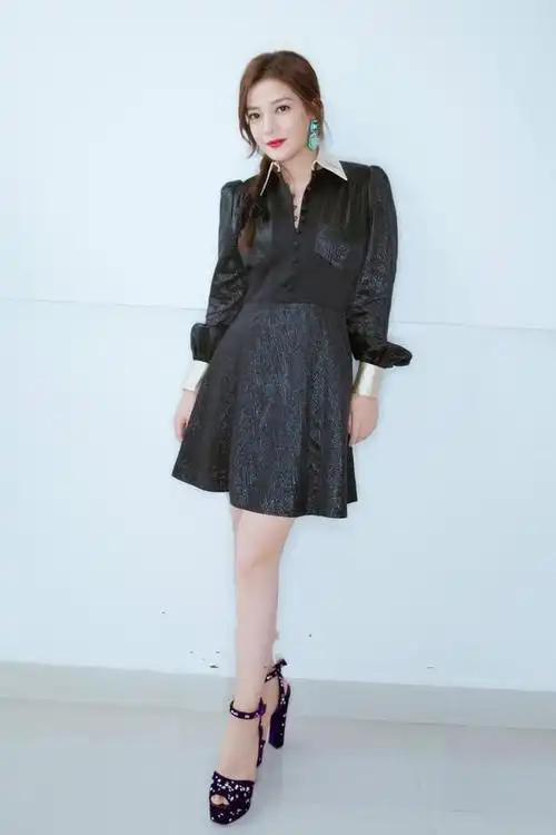 赵薇换新发型太减龄,穿鱼尾裙配麻花辫,43岁美回23岁少女样|皮裤|记者