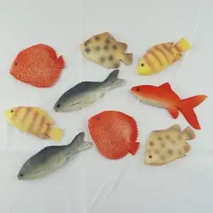 小鱼玩具戏水图片